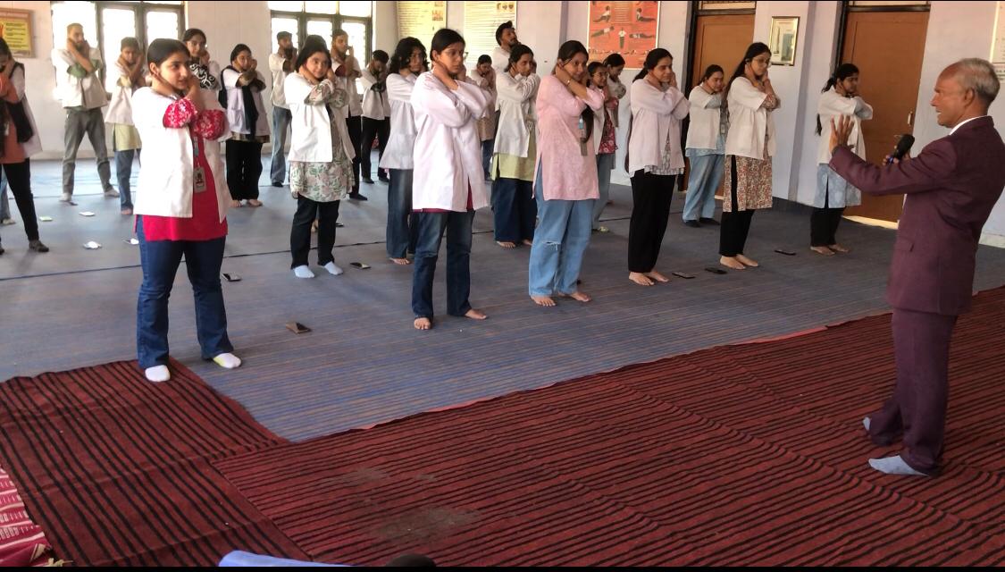 Positioning of Arms on abdomen during Super Brain Yoga