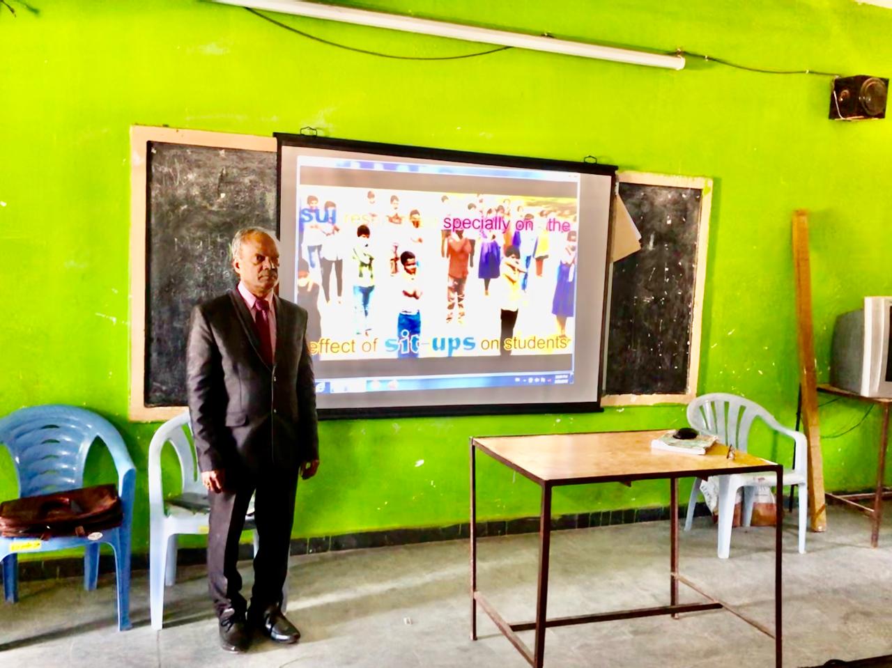 Explaining the concept, procedure and benefits of Super Brain Yoga using Power Point Presentation - Workshop on Super Brain Yoga at Zilla Parishad High School, Maggidi, Nizamabad Dist.